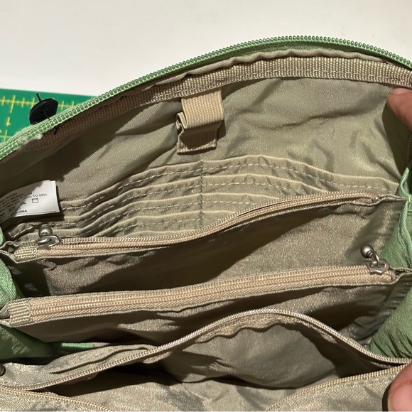 Baggallini Green crossbody bag - missing strap. - Picture 2 of 3